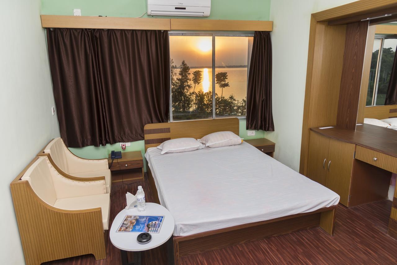 Rajhans Hotel & Resort Phalta Oda fotoğraf